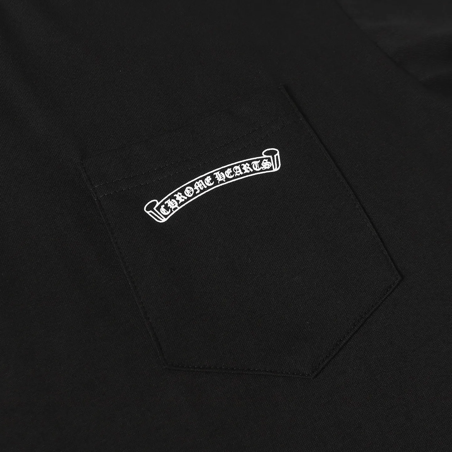 🅿️180 Chrome hearte/Chrome heart ch 25ss early spring Sanskrit letter printed short-sleeved T-shirt. A must-have item for daily commuting for men and women in light luxury. The correct version is welcome to compare. Detailed features: ·280 grams of 100% pure cotton double yarn jersey fabric. ·Custom-dyed in the same vat with special thickened 32 count double-strand 1x1 thread. ·Double-needle cross-stitching process. ·Original main mark washed hangtag. Color: black white. Size: XS-L